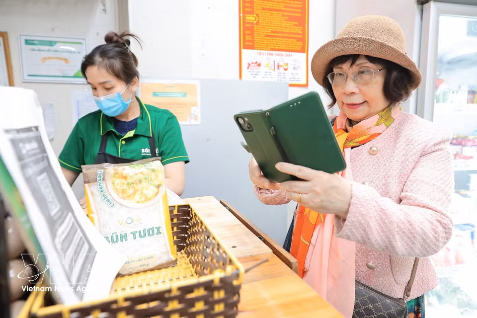数字支付趋势正逐渐成为民众消费生活中的习惯。图自越通社