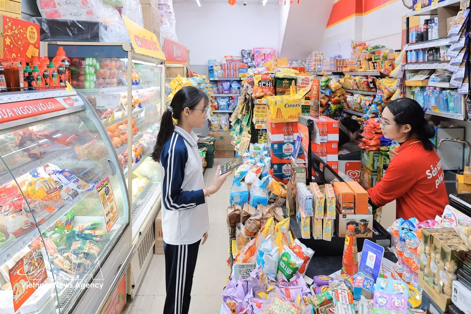 民众在购物时使用电子支付，有助于推动无现金消费趋势。图自越通社