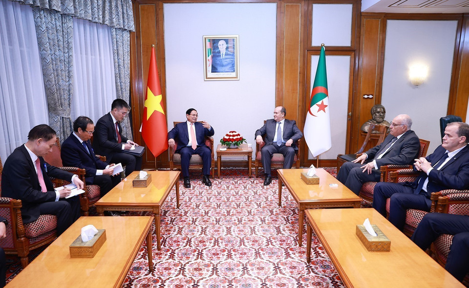 越南政府总理范明政与阿尔及利亚总理赛菲·喀里布举行小范围会谈。图自越通社