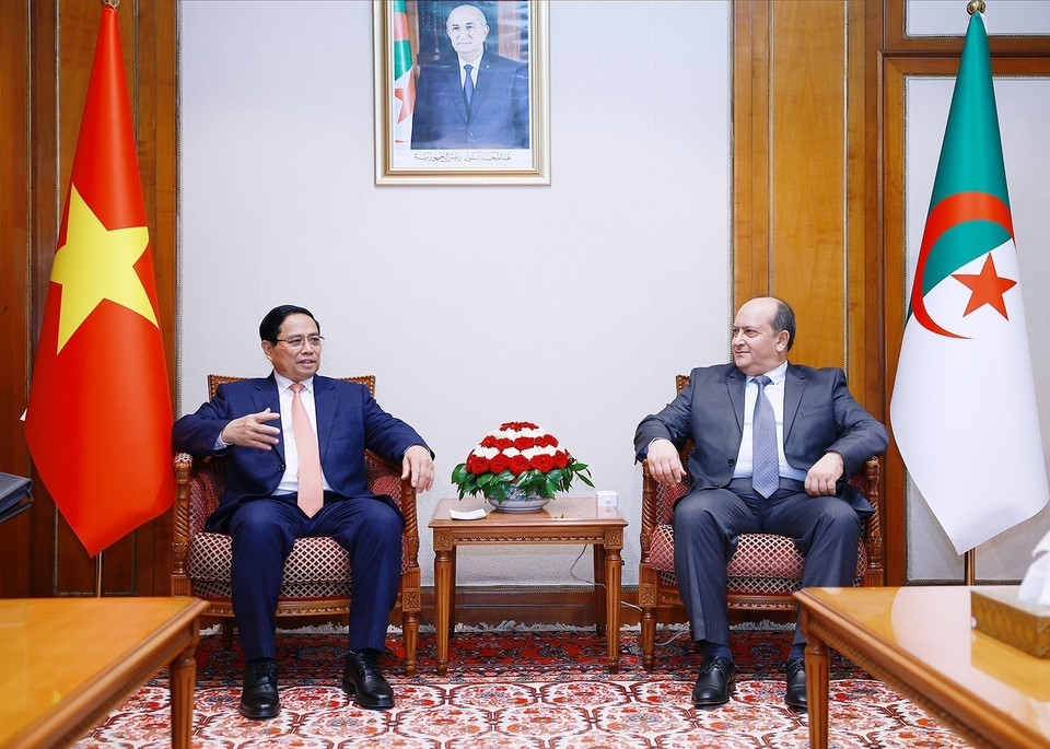 越南政府总理范明政与阿尔及利亚总理赛菲·喀里布举行小范围会谈。图自越通社
