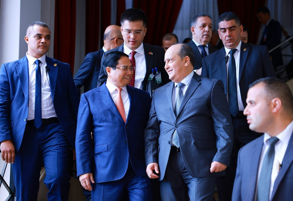 越南政府总理范明政与阿尔及利亚总理赛菲·喀里布在小范围会谈后合影。图自越通社