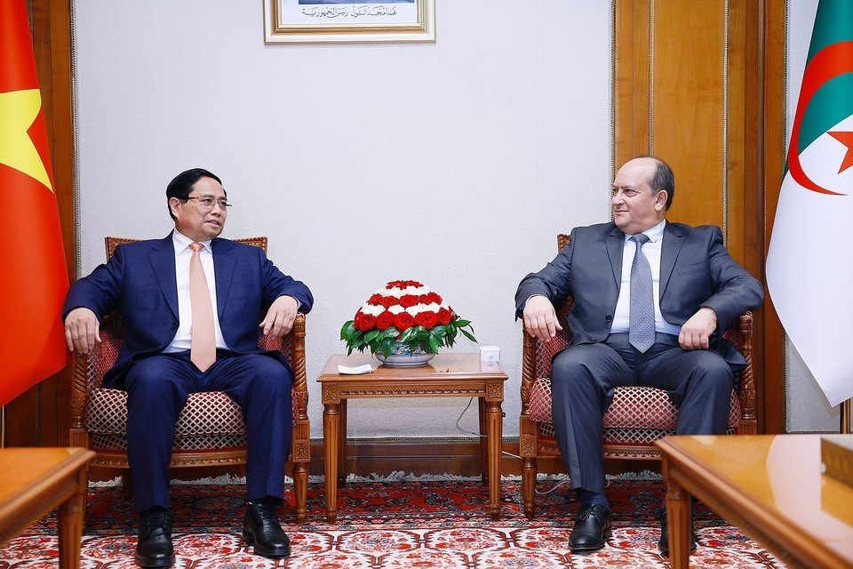 越南政府总理范明政与阿尔及利亚总理赛菲·喀里布举行小范围会谈。图自越通社