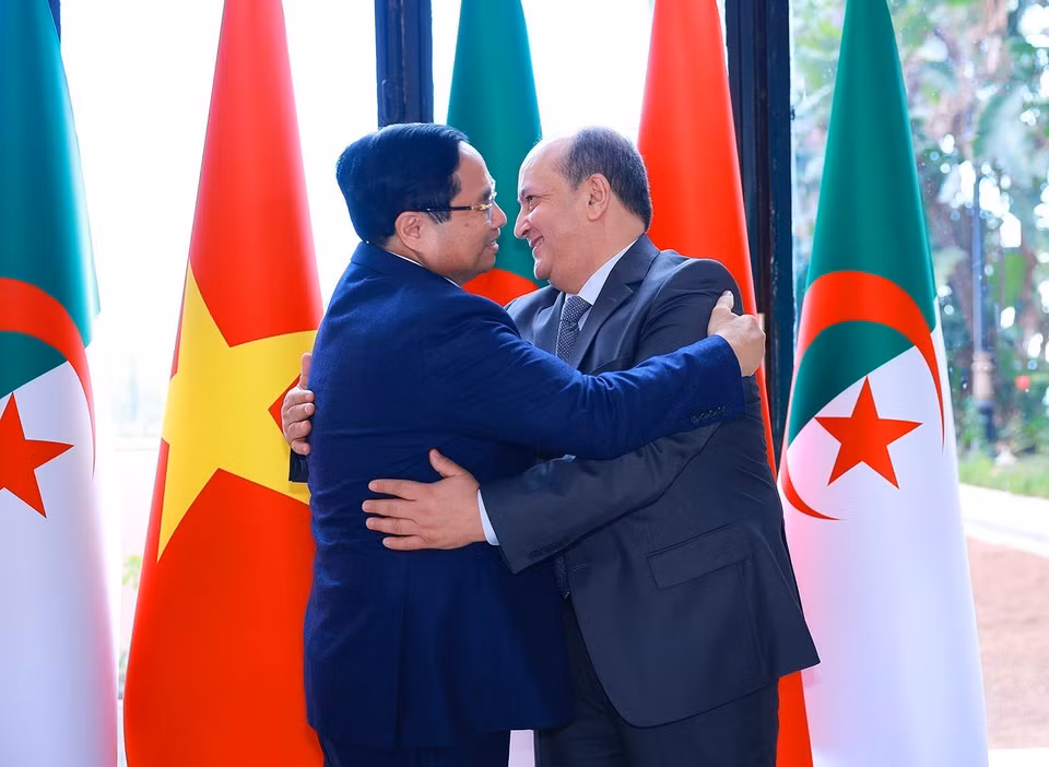 阿尔及利亚总理赛菲·喀里布迎接越南政府总理范明政。图自越通社
