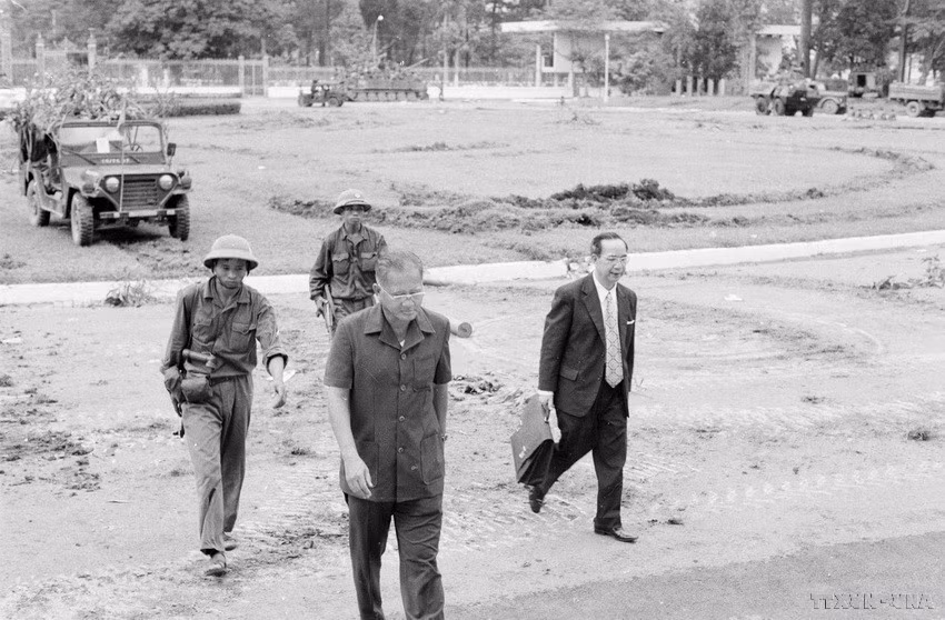 1975年4月30日中午，伪政府总统杨文明率内阁成员前往西贡广播电台宣布无条件投降。图自越通社