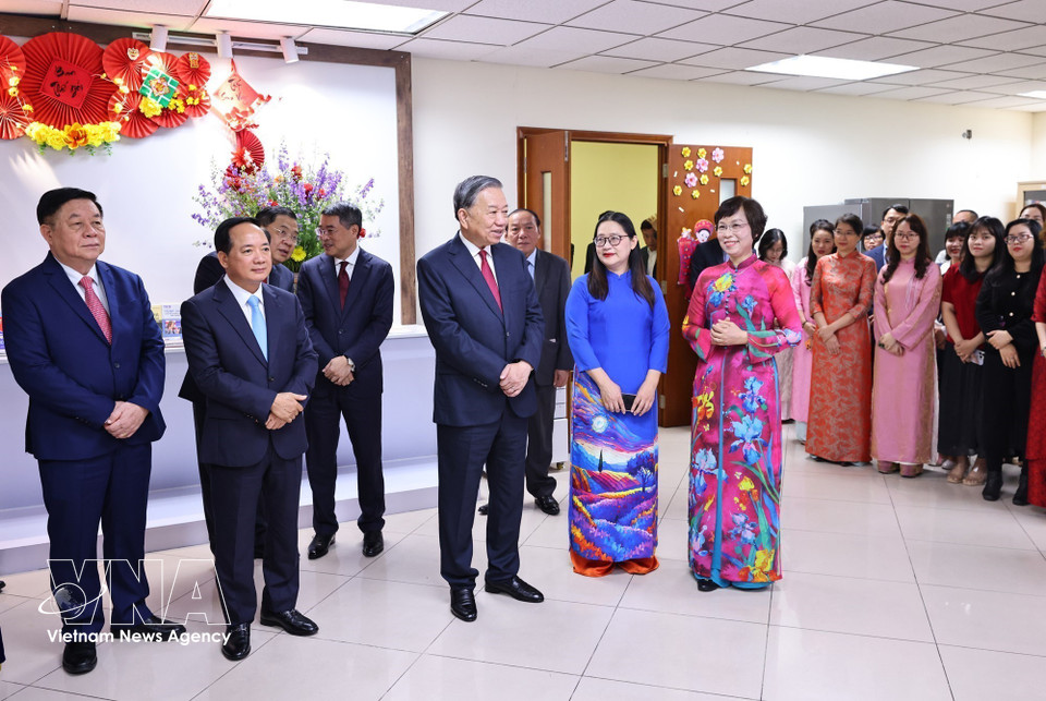 苏林总书记向国际新闻编辑部的干部、记者和编辑致以新春祝福。图自越通社