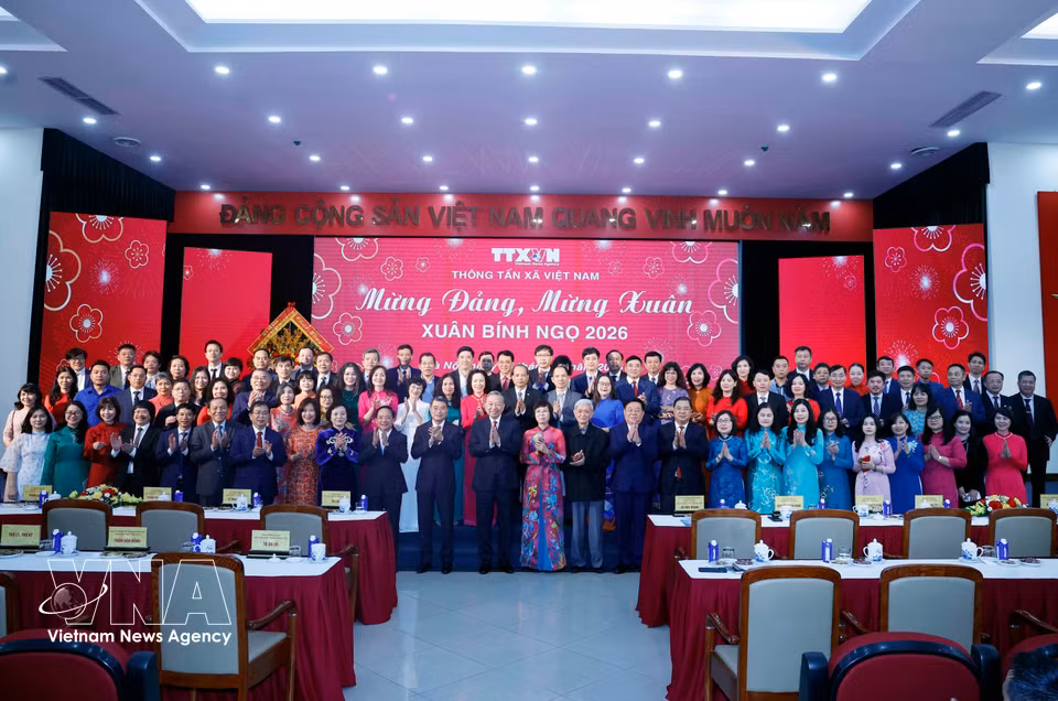 苏林总书记与越南通讯社干部、记者队伍合影留念。图自越通社