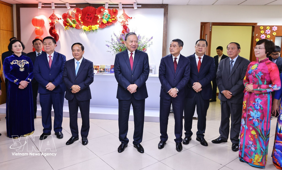 苏林总书记向国内新闻编辑部的干部、记者和编辑致以新春祝福。图自越通社