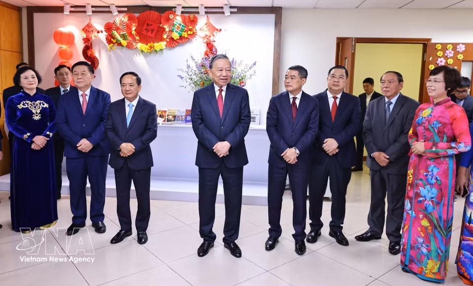 苏林总书记向国内新闻编辑部的干部、记者和编辑致以新春祝福。图自越通社