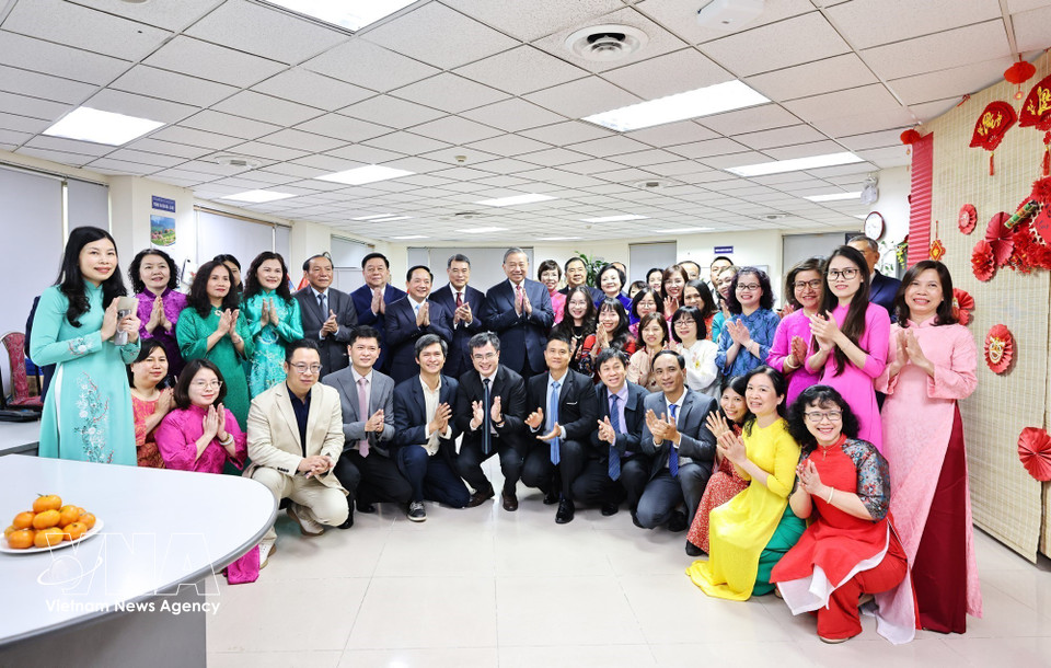 苏林总书记向国内新闻编辑部的干部、记者和编辑致以新春祝福。图自越通社