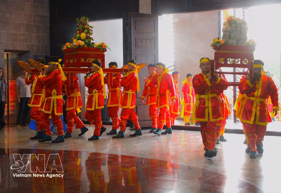 祭品献礼团步入礼台。图自越通社