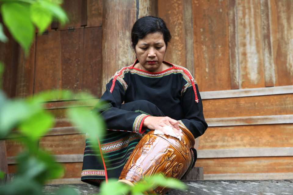 对埃地族人而言，酒坛是具有高价值的财产，受到保护并世代相传。图自越通社