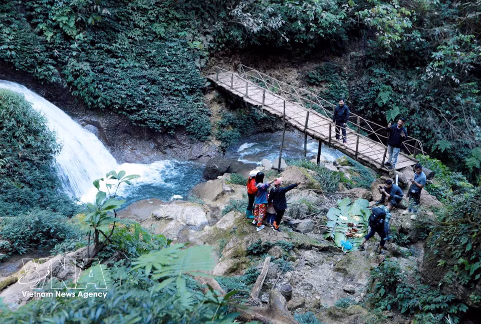 南卢瀑布以其原始、雄伟的美景，给到访的游客留下了难忘的印象。图自越通社