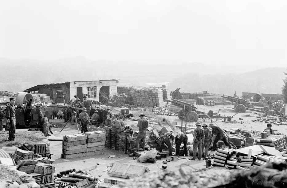 1975年3月25日早晨，越南解放军在广义省山静攻占了敌军炮兵阵地。图自越通社