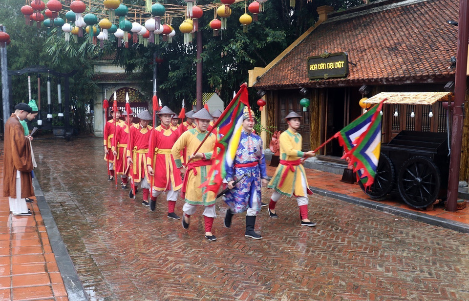 在富国玉岛再现封建时期“新科高中者荣归拜祖”的传统仪式。图自越通社
