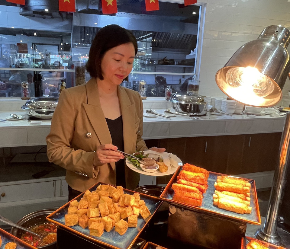 食客在胡志明市 Chic 餐厅选择心仪的美食。图自越通社