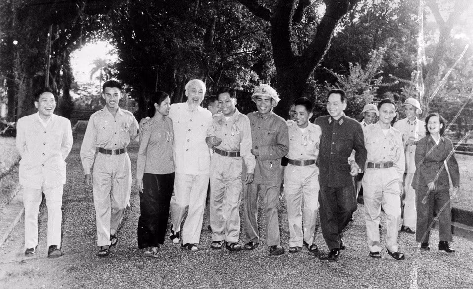 1965年11月15日，胡志明主席与南方解放人民武装力量英雄模范代表在河内会面。图自越通社