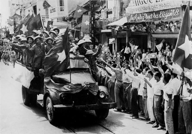 1954年10月10日上午，先锋军大部队从各城门进入，接管已经解放的首都，20万河内市民在旗海与鲜花的欢迎中夹道迎接。图自越通社