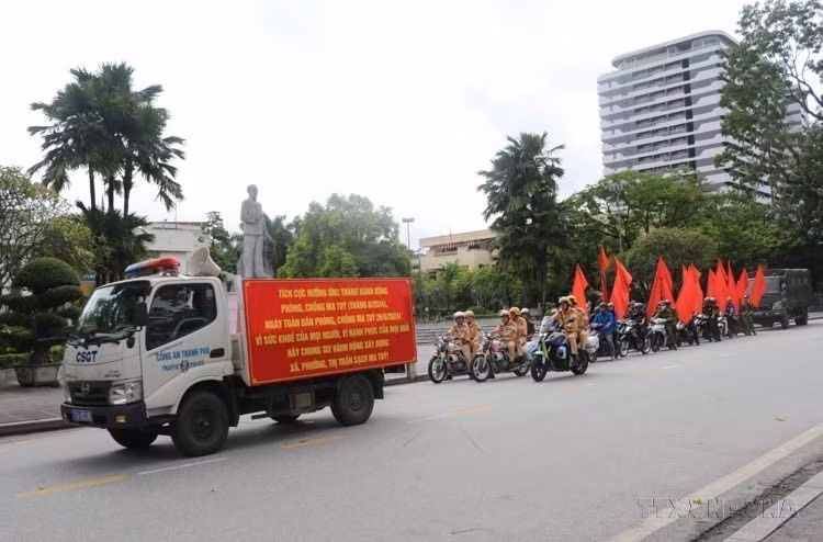 高平省举行游行活动，响应“禁毒行动月”、“国际禁毒日”和“全民禁毒日”（2024年6月26日）。图自越通社