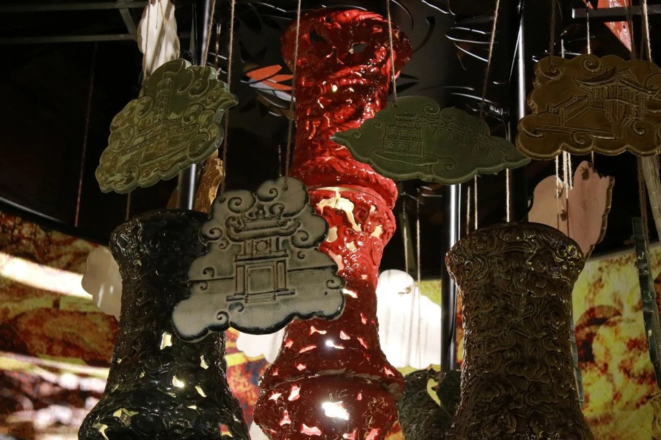 这是一盏大型灯饰，装饰着丰富的古典纹样，刻画了铸造、锻造、银饰制作、刺绣、铜铸、纸扎、印章雕刻等传统手工艺的形象。图自Vietnam+