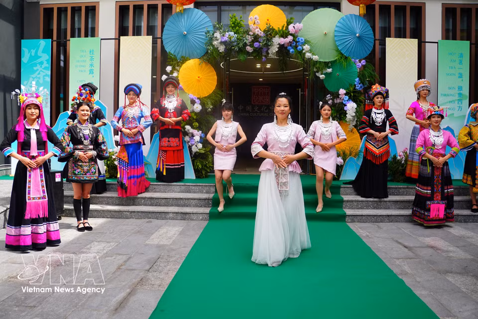 在2026“茶和天下·雅集”交流空间上的中国广西传统民族服饰展示。图自越通社