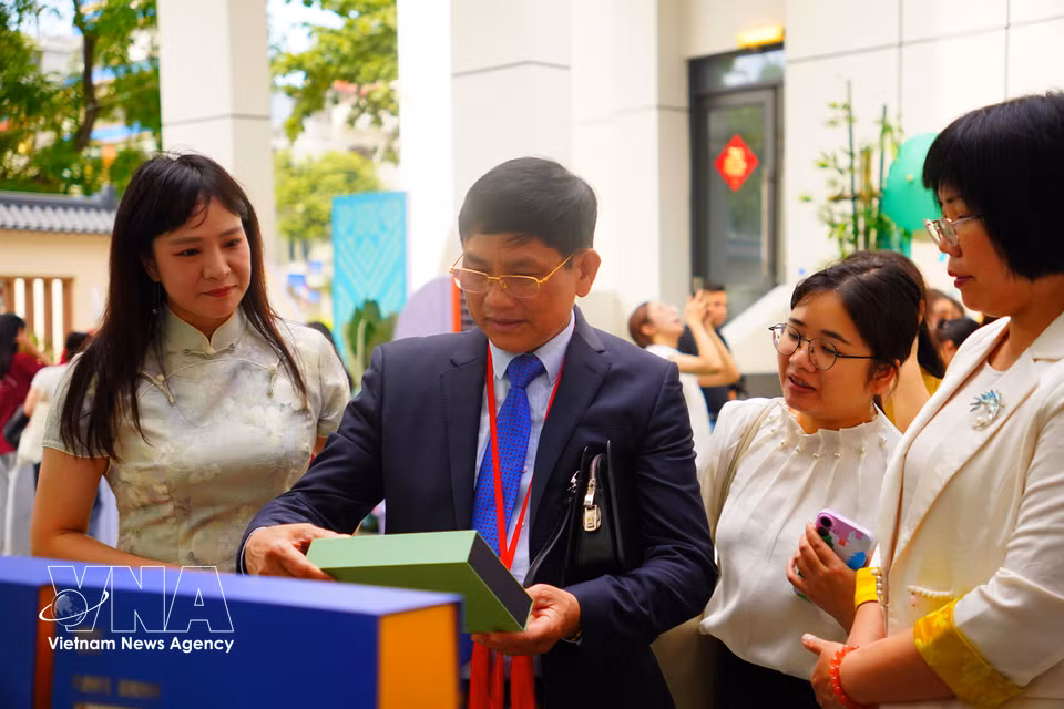 越南茶协会主席黄永龙在活动上参观广西茶叶产品。图自越通社