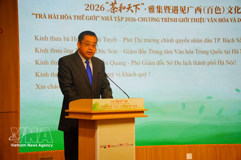中国驻越南大使馆参赞邢久强在2026“茶和天下·雅集”开幕式上致辞。图自越通社