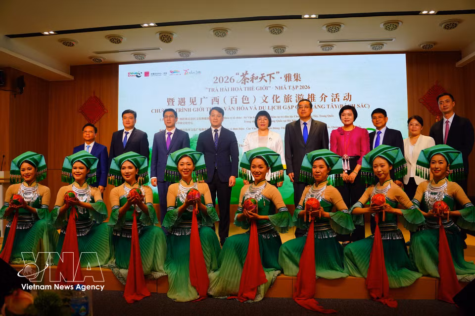 出席2026“茶和天下·雅集”交流空间的代表和艺术家们合影留念。图自越通社