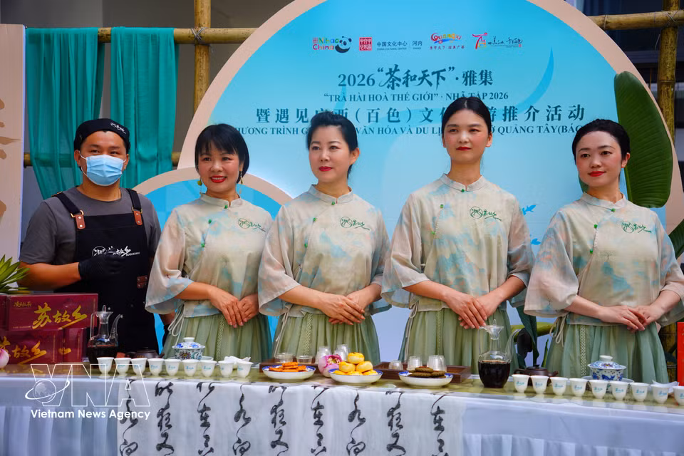 来自广西的艺人在活动上介绍茶叶产品。图自越通社