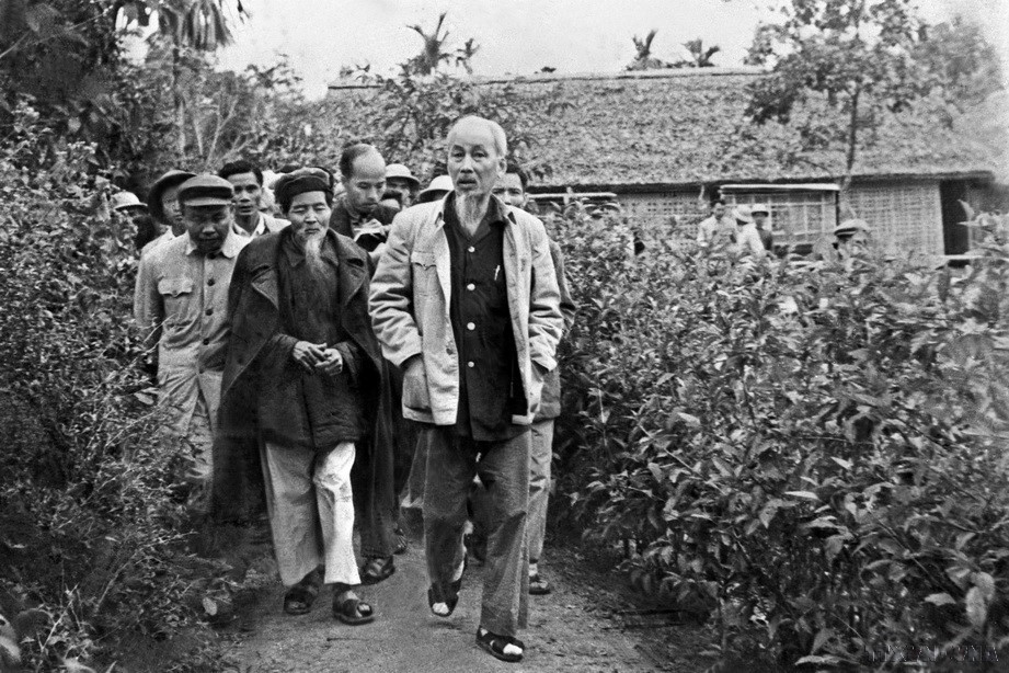 1961年12月,胡志明主席重返故乡乂安省南坛县金莲村旧居。图自越通社