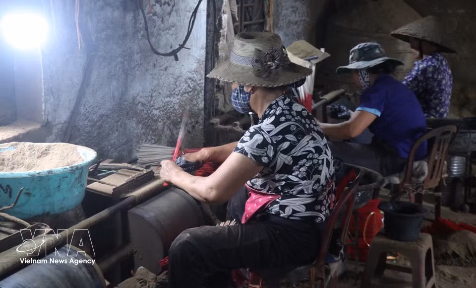 兴安省延河乡文关的多个制香作坊吸纳了大量当地劳动力。图自越通社