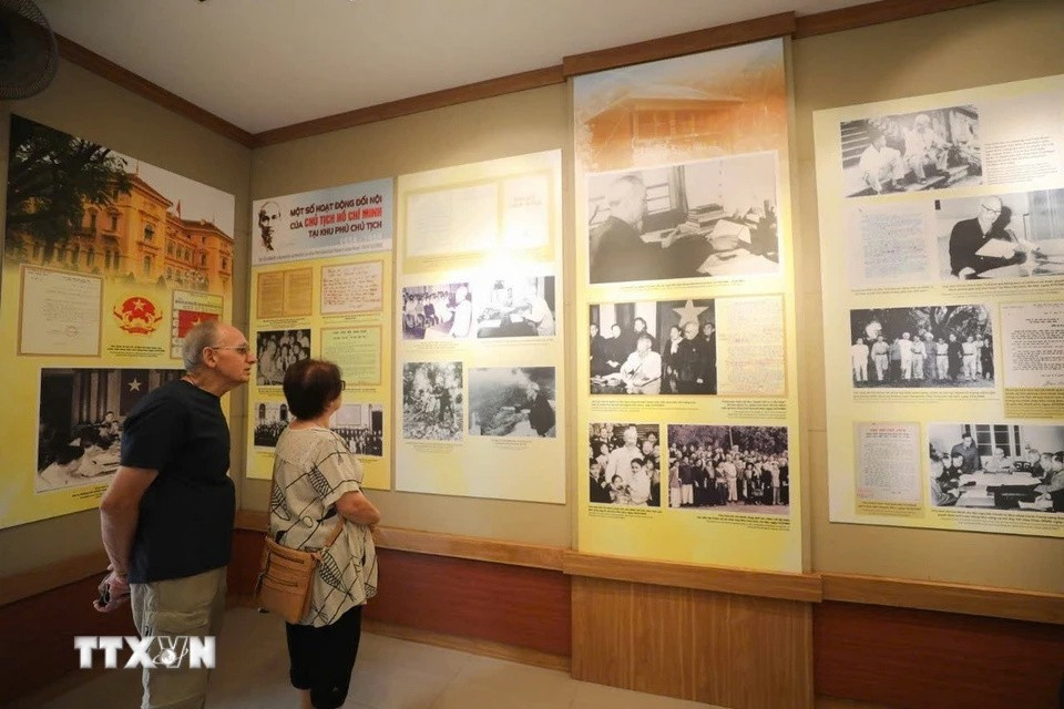 遗迹区内的所有文件和文物均保存得相对完整，与胡志明主席在此生活和工作时的情景一致。图自越通社