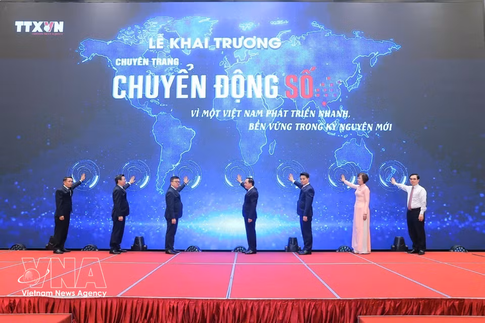 各位代表按下按钮，为越通社“数字动态”信息专页开通剪彩。图自越通社