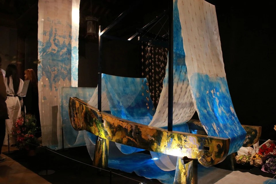 《金丝品行之滴》是一件结合了木材、彩绘、丝绸和灯光的作品，讲述了种桑养蚕、丝绸制造的传统手工艺，唤起人们对女性以及传统品行的联想。图自Vietnam+