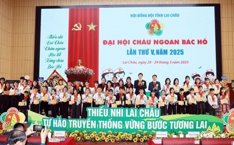第五届莱州省"胡伯伯好儿童"代表大会上，儿童代表荣获2020-2025年阶段省级“胡伯伯好儿童”证书（2025年3月29日）。图自越通社