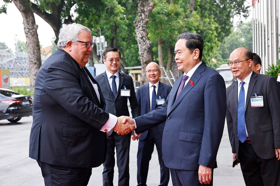 越南国会主席陈青敏迎接正在对越南进行正式访问的新西兰国会主席格里·布朗利。图自越通社