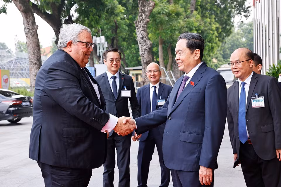 越南国会主席陈青敏迎接正在对越南进行正式访问的新西兰国会主席格里·布朗利。图自越通社