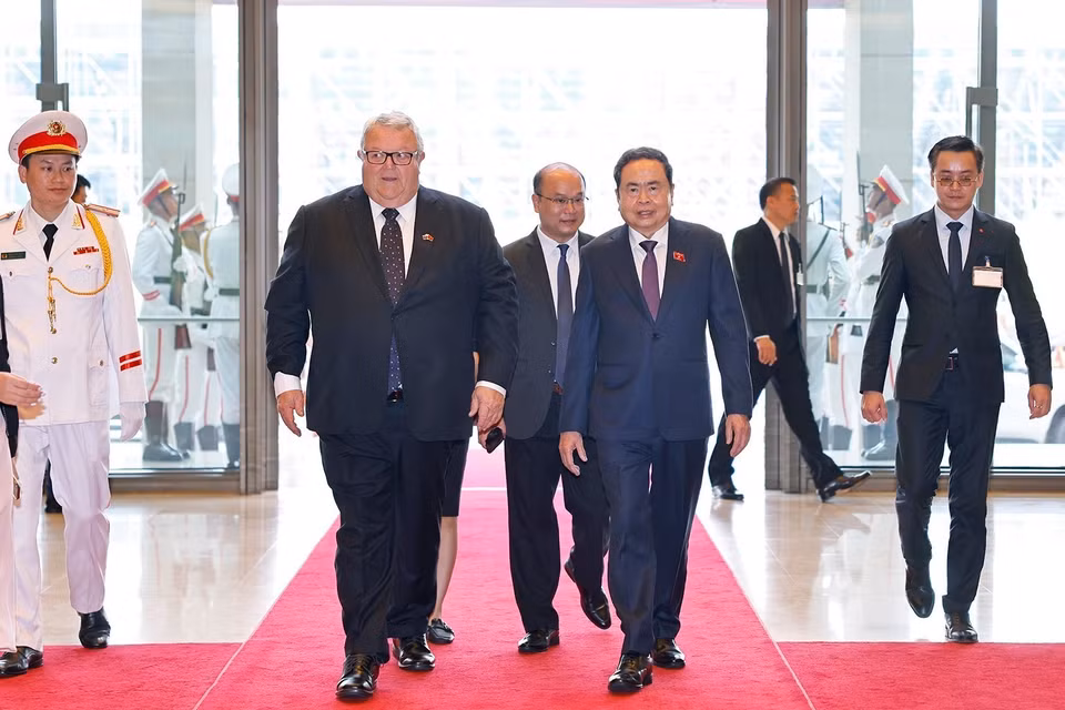 越南国会主席陈青敏迎接正在对越南进行正式访问的新西兰国会主席格里·布朗利。图自越通社