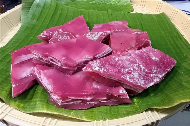 以观音草制成的“观音草猪皮饼”(Bánh da lợn lá cẩm)在活动中吸引不少关注。图自越通社