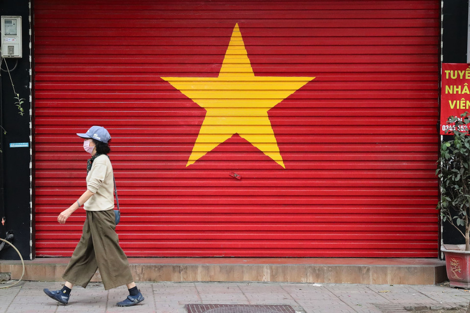 河内许多商店门口都挂着国旗，展现民族自豪感。图自越通社
