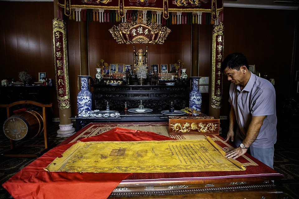 丁公家族第四代传人丁公草与其祖先丁公盛（1919—1928年担任和平巡抚）所获朝廷赐封的敕书。图自越通社