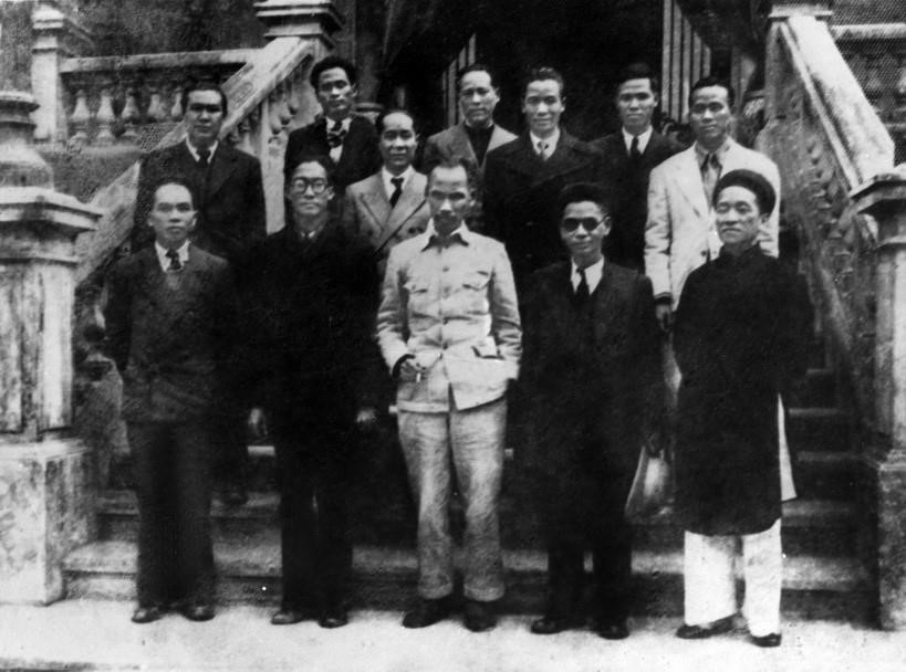1945年9月3日上午,胡志明主席与越南民主共和国临时政府委员会成员在首次会议后集体亮相。图自越通社