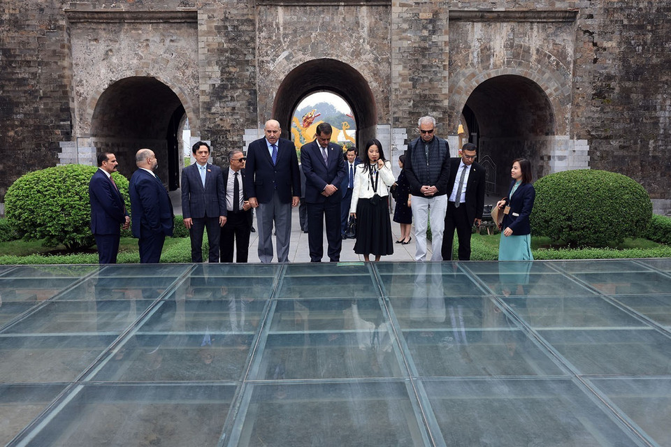 约旦众议院议长马赞·图尔基·卡迪率代表团参观升龙皇城遗址。图自越通社