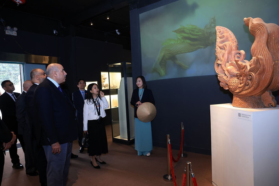 约旦众议院议长马赞·图尔基·卡迪率代表团参观升龙皇城遗址。图自越通社