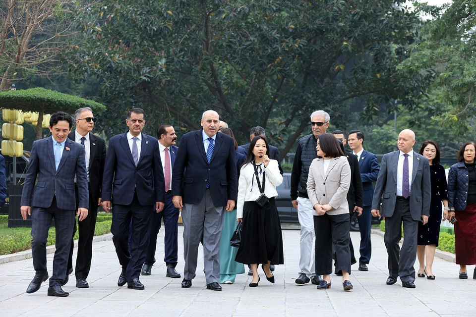 约旦众议院议长马赞·图尔基·卡迪率代表团参观升龙皇城遗址。图自越通社