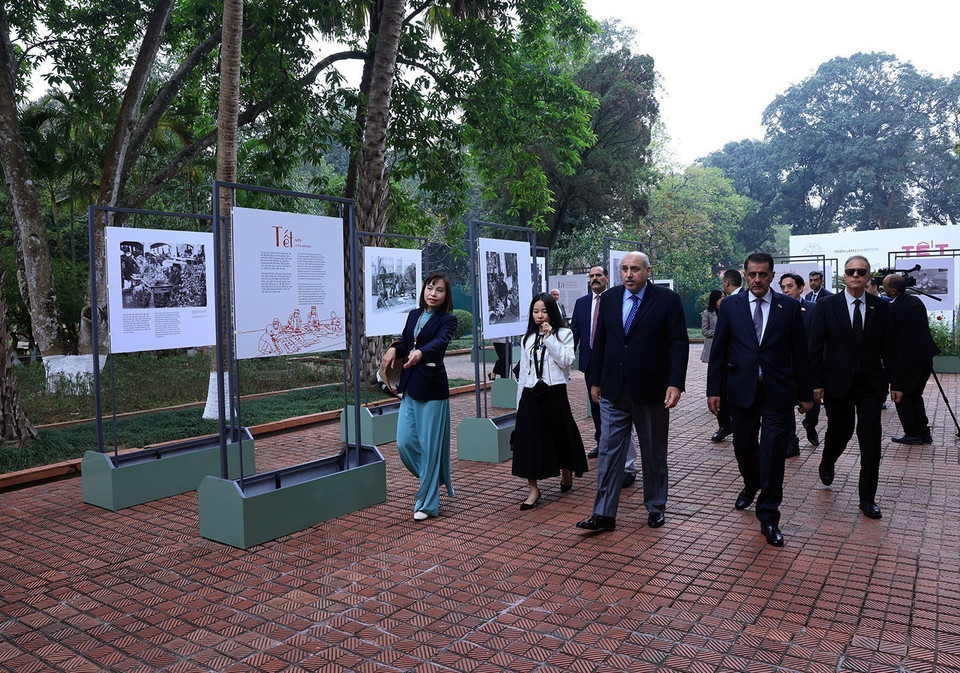 约旦众议院议长马赞·图尔基·卡迪率代表团参观升龙皇城遗址。图自越通社