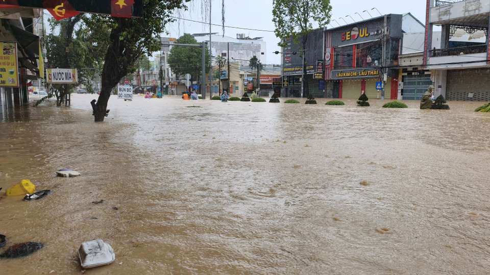 庆和省西芽庄坊23-10路洪水上涨。图自越通社