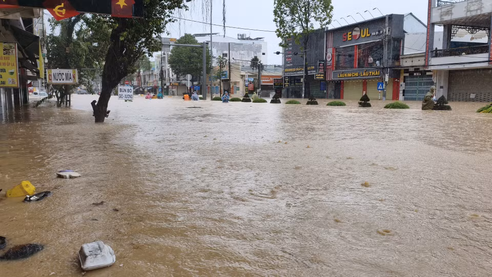 庆和省西芽庄坊23-10路洪水上涨。图自越通社