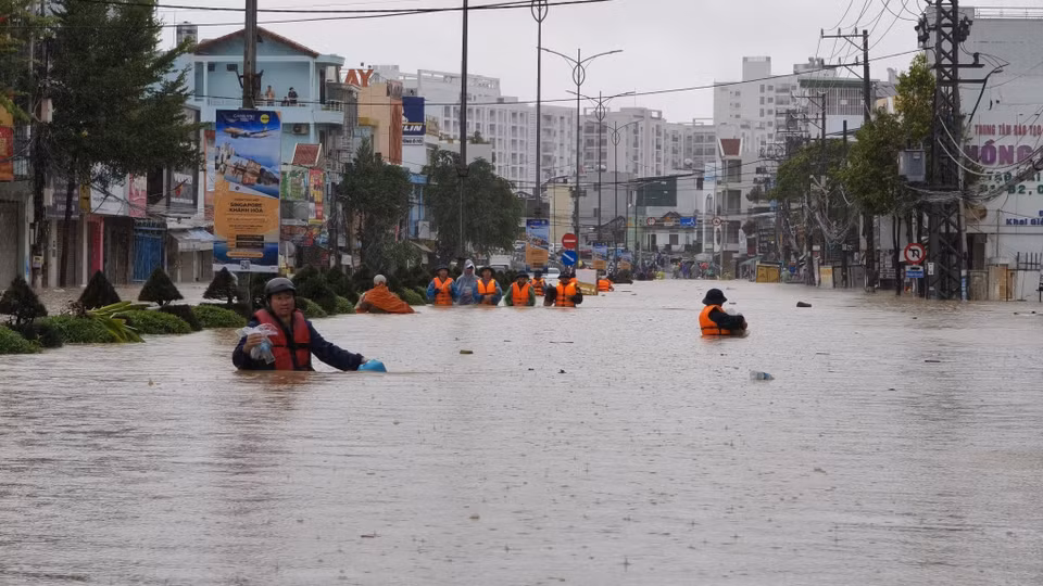 庆和省西芽庄坊23-10路洪水上涨。图自越通社