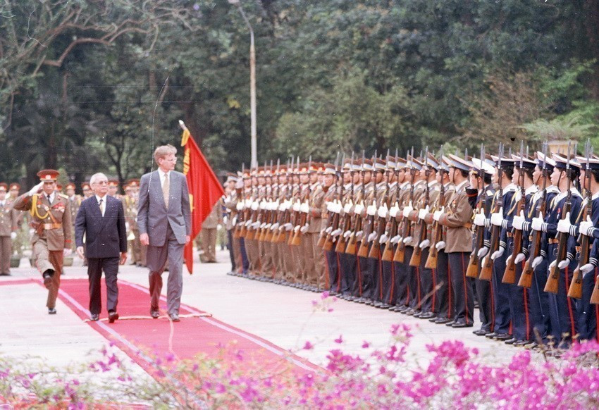 1994年4月7日上午,越南政府总理武文杰主持欢迎瑞典首相卡尔·比尔特(Carl Bildt )对越南进行正式访问的仪式。图自越通社