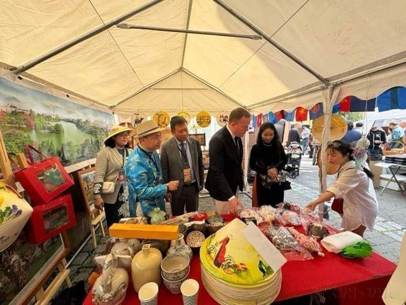 2024年6月15日,斯德哥尔摩市议会议长奥勒·布莱尔参观在瑞典首都斯德哥尔摩举行的2024年东盟贸易—美食博览会上越南的展位。图自越通社